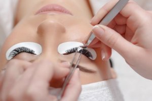 Alongamento de cílios fio a fio e tufos
